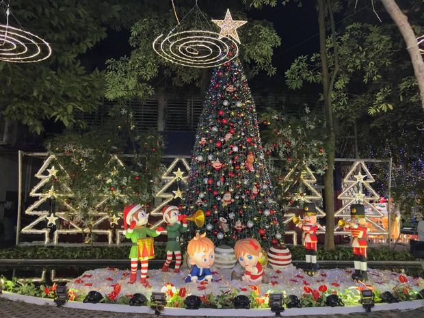 Đại học Thăng Long mùa giáng sinh, đẹp lung linh đến mức sinh viên bước vào trường cứ ngỡ lạc vào vườn cổ tích - Ảnh 1.