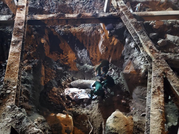 Ảnh: Cận cảnh khu vực phong tỏa nơi phát hiện và di dời thành công quả bom 340kg ở Hà Nội, người dân đã sơ tán trong đêm - Ảnh 1.