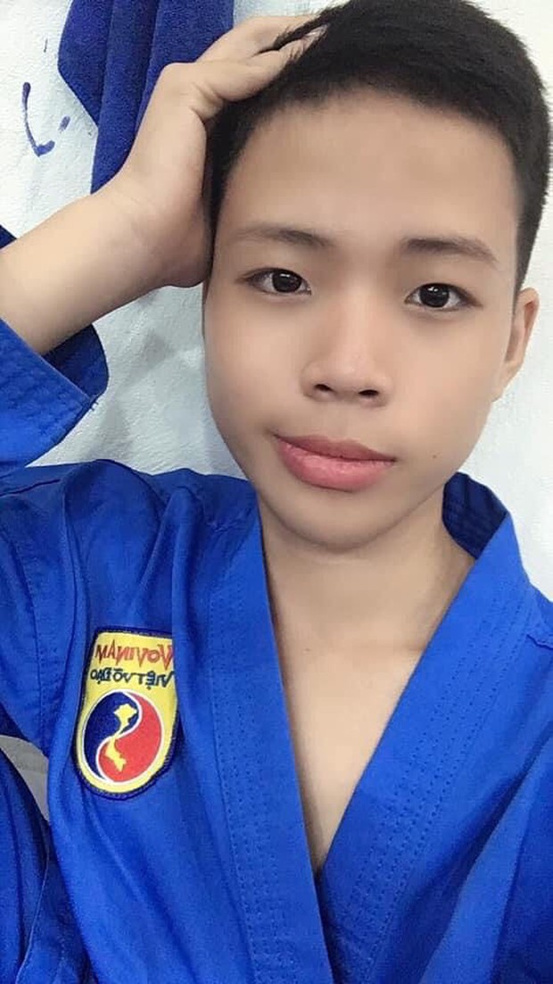 Thanh niên nuôi tóc 6 tháng trời để uốn giống Rocker Nguyễn nhưng lại đặt nhầm niềm tin ở tiệm làm đầu - Ảnh 2. Thanh niên nuôi tóc 6 tháng trời để uốn giống Rocker Nguyễn nhưng lại đặt nhầm niềm tin ở tiệm làm đầu - Ảnh 2.
