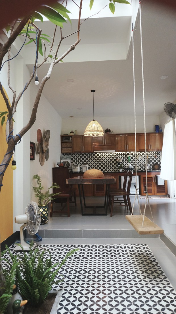 Ngôi nhà phố 5x20m2 đáng mơ ước của vợ chồng kiến trúc sư, tỉ mỉ đến từng chi tiết khiến ai cũng nể phục - Ảnh 1.