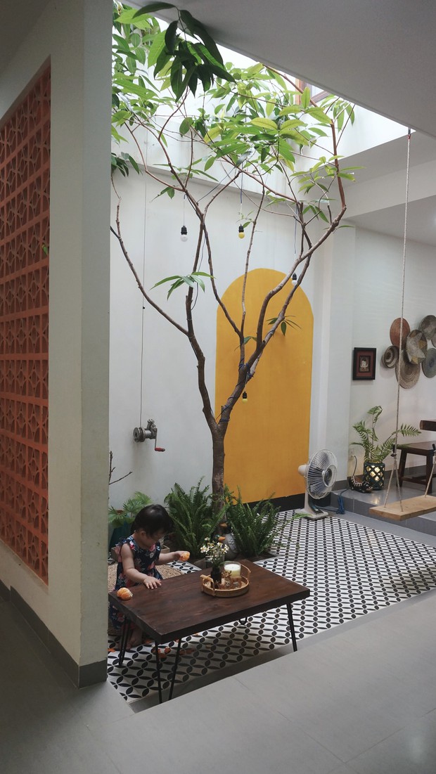 Ngôi nhà phố 5x20m2 đáng mơ ước của vợ chồng kiến trúc sư, tỉ mỉ đến từng chi tiết khiến ai cũng nể phục - Ảnh 2.