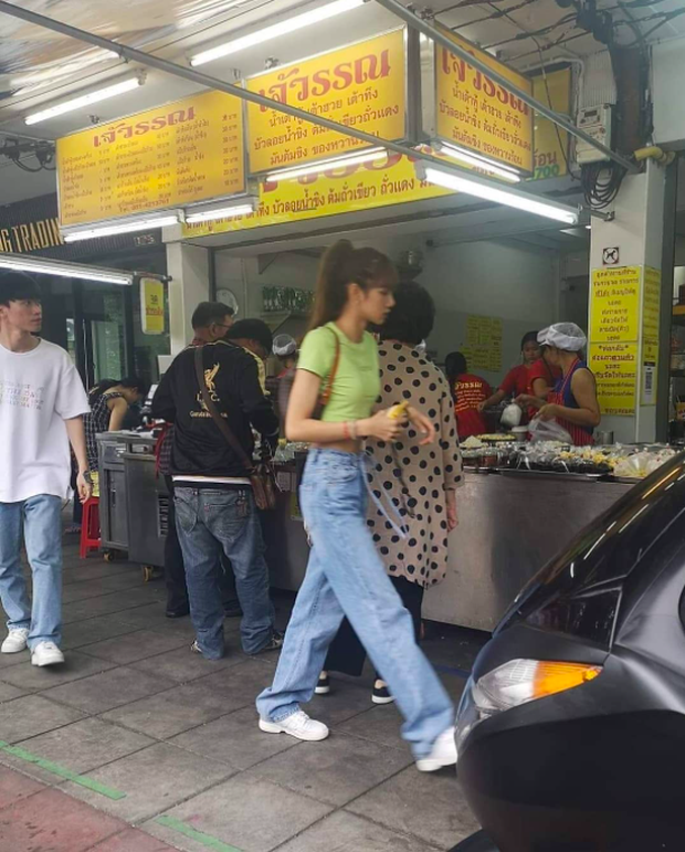 Who would have thought that Lisa (BLACKPINK) is the female idol who takes care of the most sidewalk stalls in showbiz, her visual and divine body makes people dizzy - Photo 3.