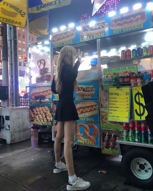 Who would have thought that Lisa (BLACKPINK) is the female idol who takes care of the most sidewalk stalls in showbiz, her visual and divine body makes people dizzy - Photo 5.