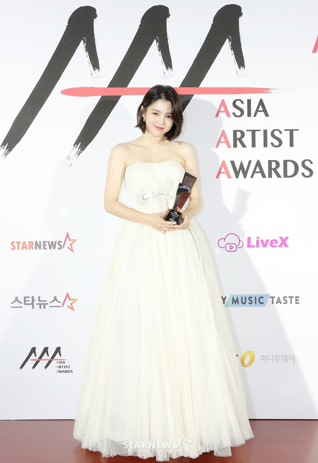 Siêu thảm đỏ AAA 2020: Seo Ye Ji - Kim Soo Hyun visual cực phẩm, tiểu tam Han So Hee xinh như công chúa, dàn idol bùng nổ nhan sắc - Ảnh 6.