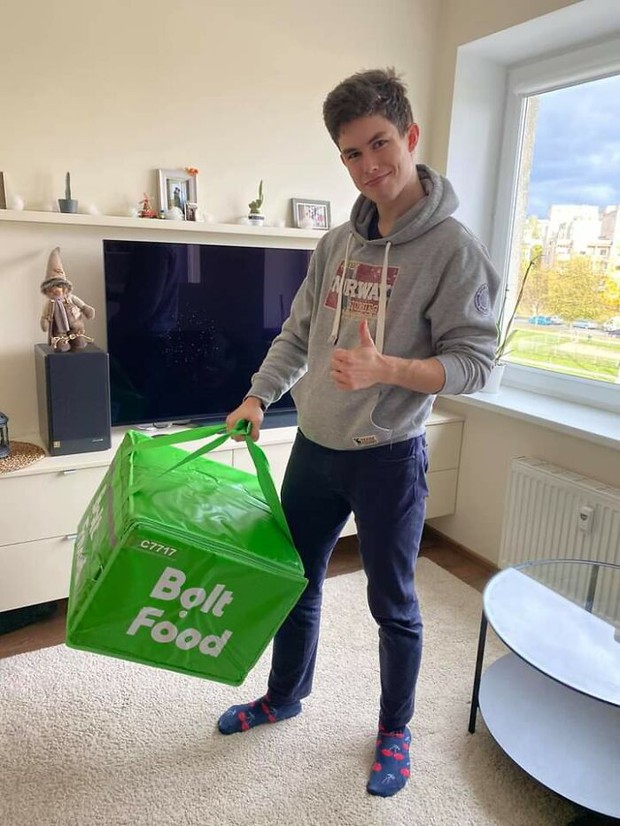 Dân mạng phát sốt vì anh phi công đẹp trai phải chuyển qua làm shipper: Vậy mới thấy 2020 là một năm toang như thế nào - Ảnh 5.