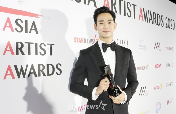 Kim Soo Hyun - Seo Ye Ji xúng xính như cô dâu chú rể lên nhận giải AAA 2020 - Ảnh 6.