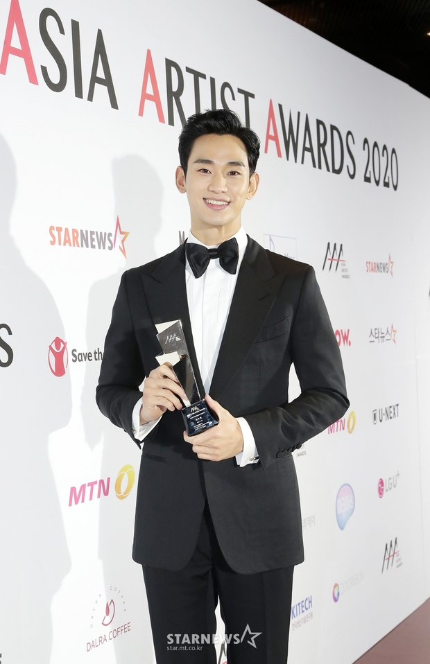 Team qua đường tóm gọn điên nữ Seo Ye Ji mùi mẫn với Lee Jun Ki trên thảm đỏ AAA, Kim Soo Hyun bị cho ra rìa? - Ảnh 3.