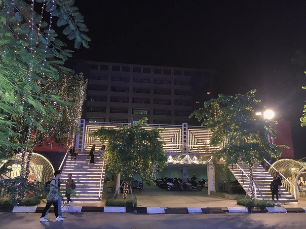 Đại học Thăng Long mùa giáng sinh, đẹp lung linh đến mức sinh viên bước vào trường cứ ngỡ lạc vào vườn cổ tích - Ảnh 4.