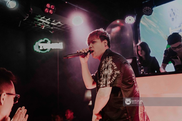 Karik bất ngờ xuất hiện cổ vũ được học trò Ricky Star gọi là bé ngoan, Yuno Bigboi lần đầu tung demo đậm chất pui pui pui - Ảnh 2. Karik bất ngờ xuất hiện cổ vũ được học trò Ricky Star gọi là bé ngoan, Yuno Bigboi lần đầu tung demo đậm chất pui pui pui - Ảnh 2.