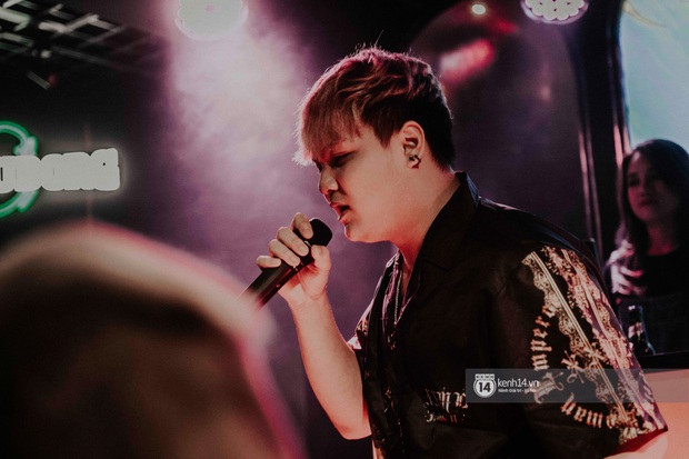 Karik bất ngờ xuất hiện cổ vũ được học trò Ricky Star gọi là bé ngoan, Yuno Bigboi lần đầu tung demo đậm chất pui pui pui - Ảnh 1. Karik bất ngờ xuất hiện cổ vũ được học trò Ricky Star gọi là bé ngoan, Yuno Bigboi lần đầu tung demo đậm chất pui pui pui - Ảnh 1.