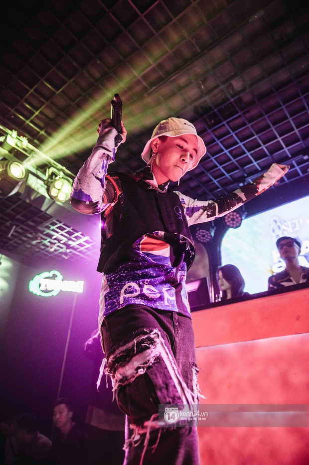 Karik bất ngờ xuất hiện cổ vũ được học trò Ricky Star gọi là bé ngoan, Yuno Bigboi lần đầu tung demo đậm chất pui pui pui - Ảnh 4. Karik bất ngờ xuất hiện cổ vũ được học trò Ricky Star gọi là bé ngoan, Yuno Bigboi lần đầu tung demo đậm chất pui pui pui - Ảnh 4.