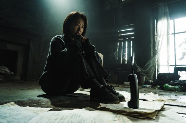 Review The Call: Tưởng Park Shin Hye đóng phim bách hợp pha kinh dị hóa ra lầm to, twist khủng nhất lại nằm ở after-credit! - Ảnh 11. Review The Call: Tưởng Park Shin Hye đóng phim bách hợp pha kinh dị hóa ra lầm to, twist khủng nhất lại nằm ở after-credit! - Ảnh 11.