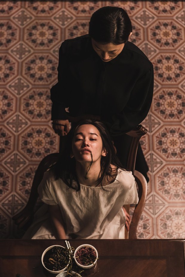 Review The Call: Tưởng Park Shin Hye đóng phim bách hợp pha kinh dị hóa ra lầm to, twist khủng nhất lại nằm ở after-credit! - Ảnh 4. Review The Call: Tưởng Park Shin Hye đóng phim bách hợp pha kinh dị hóa ra lầm to, twist khủng nhất lại nằm ở after-credit! - Ảnh 4.