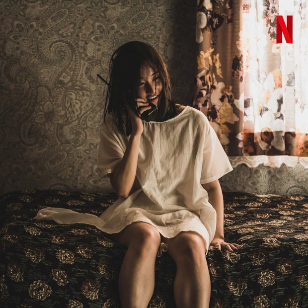 Review The Call: Tưởng Park Shin Hye đóng phim bách hợp pha kinh dị hóa ra lầm to, twist khủng nhất lại nằm ở after-credit! - Ảnh 10. Review The Call: Tưởng Park Shin Hye đóng phim bách hợp pha kinh dị hóa ra lầm to, twist khủng nhất lại nằm ở after-credit! - Ảnh 10.
