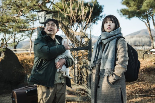 Review The Call: Tưởng Park Shin Hye đóng phim bách hợp pha kinh dị hóa ra lầm to, twist khủng nhất lại nằm ở after-credit! - Ảnh 2. Review The Call: Tưởng Park Shin Hye đóng phim bách hợp pha kinh dị hóa ra lầm to, twist khủng nhất lại nằm ở after-credit! - Ảnh 2.