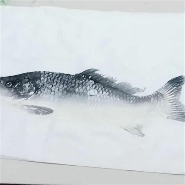 Cô giao bài tập vẽ cá, ông nội ra chợ mua cá thật về tưởng cho cháu xem mẫu, ai ngờ lại làm điều ai xem cũng cạn lời - Ảnh 2.
