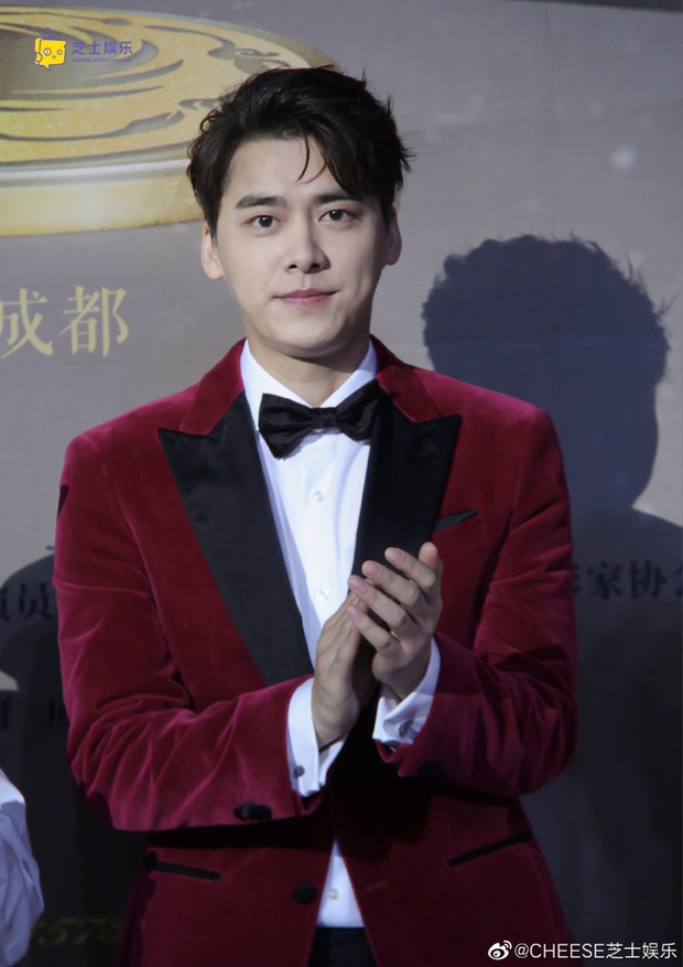 Thảm đỏ hot nhất Cbiz hôm nay: Giang Sơ Ảnh chiếm trọn spotlight với vai trần gợi cảm, toả sáng bên nam thần Lý Dịch Phong - Ảnh 5.