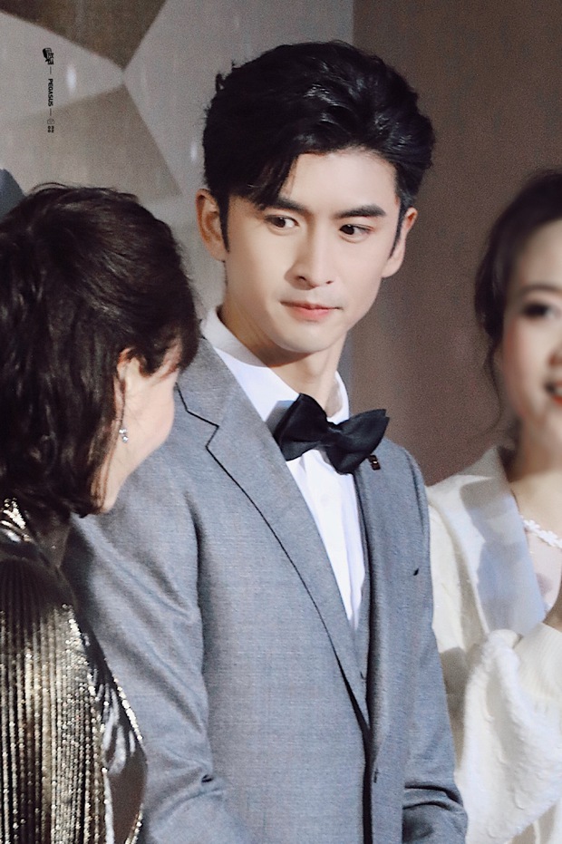 Thảm đỏ hot nhất Cbiz hôm nay: Giang Sơ Ảnh chiếm trọn spotlight với vai trần gợi cảm, toả sáng bên nam thần Lý Dịch Phong - Ảnh 8.