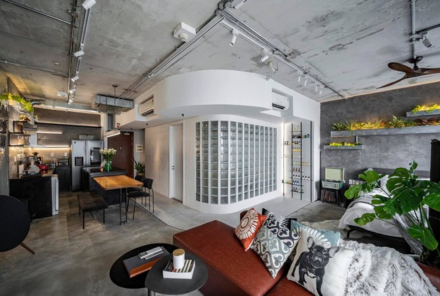 Mạnh tay đập bỏ hết tường và trần nhà, chàng trai Sài Gòn có ngay căn hộ studio cực ấn tượng, không gian mở được tận dụng tối đa - Ảnh 1.