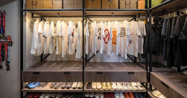 Mạnh tay đập bỏ hết tường và trần nhà, chàng trai Sài Gòn có ngay căn hộ studio cực ấn tượng, không gian mở được tận dụng tối đa - Ảnh 20.