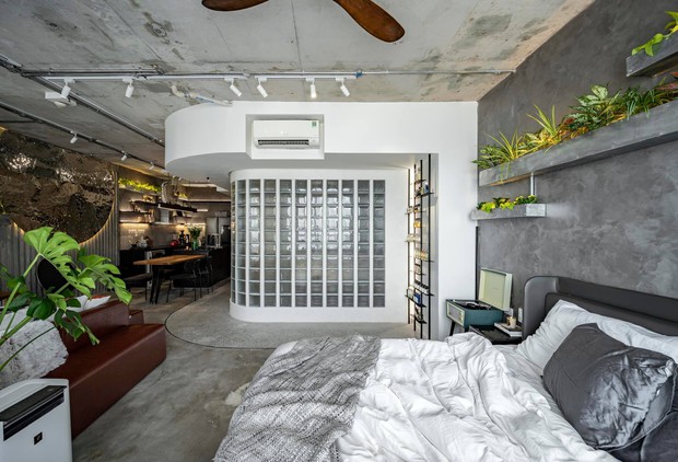 Mạnh tay đập bỏ hết tường và trần nhà, chàng trai Sài Gòn có ngay căn hộ studio cực ấn tượng, không gian mở được tận dụng tối đa - Ảnh 2.