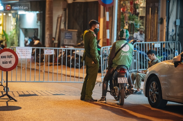 Ảnh: Cận cảnh khu vực phong tỏa nơi phát hiện và di dời thành công quả bom 340kg ở Hà Nội, người dân đã sơ tán trong đêm - Ảnh 4.