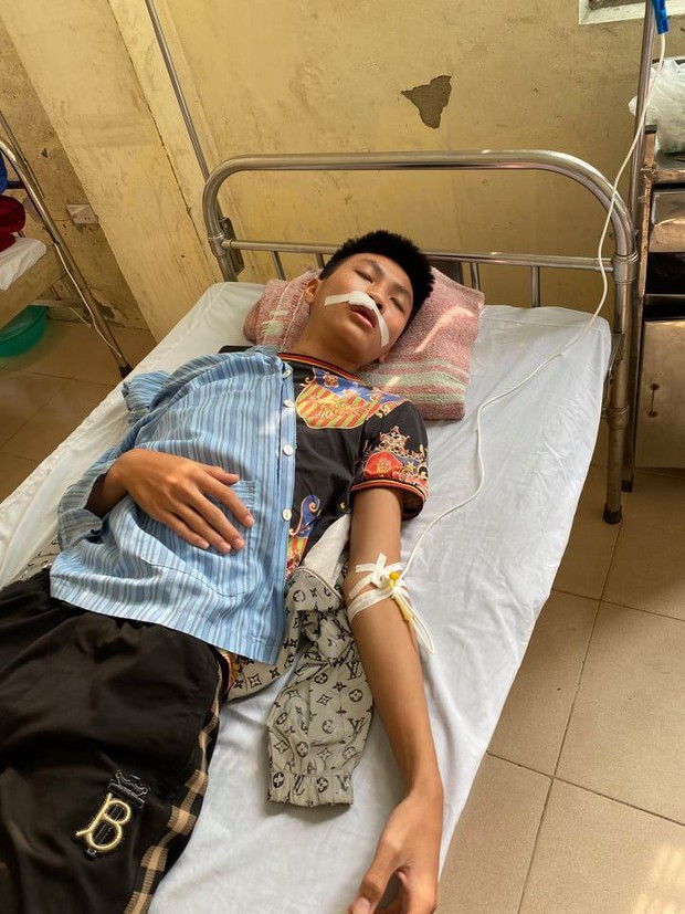 Hà Nội: Xác minh vụ việc nam sinh bị nhóm bạn đánh gãy răng, nhập viện khâu 7 mũi - Ảnh 1.