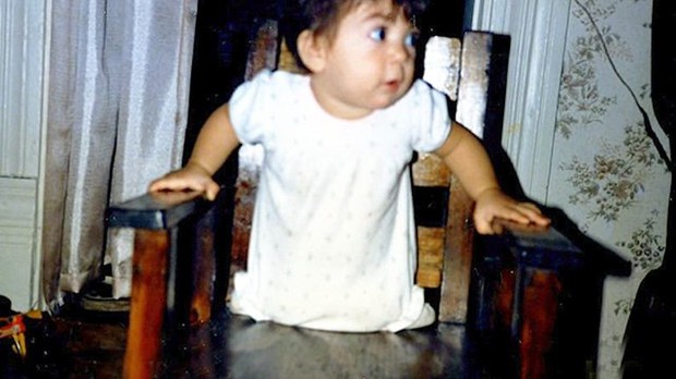 Sinh ra khiếm khuyết 2 chân, bé gái bị bỏ rơi để rồi nhiều năm sau khiến thế giới kinh ngạc, nhất là mối lương duyên với thần tượng của em - Ảnh 1.