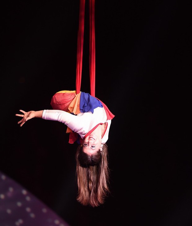 Sinh ra khiếm khuyết 2 chân, bé gái bị bỏ rơi để rồi nhiều năm sau khiến thế giới kinh ngạc, nhất là mối lương duyên với thần tượng của em - Ảnh 4.