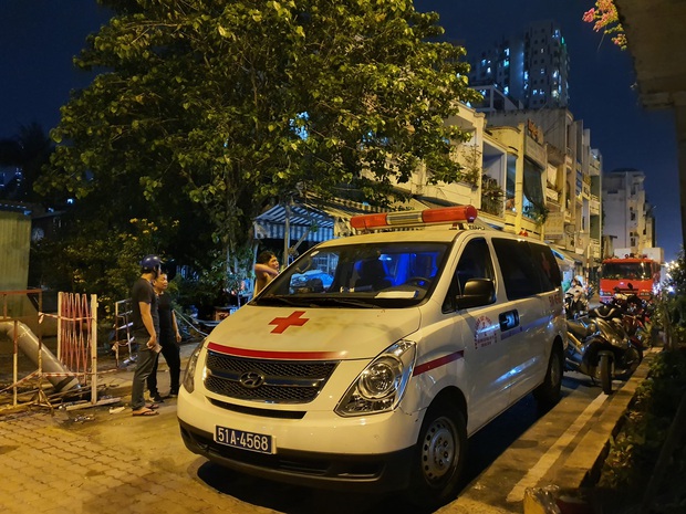 2 vợ chồng nhảy sông Sài Gòn tự tử, người dân chen nhau đứng trên thành cầu để theo dõi, quay phim - Ảnh 1.