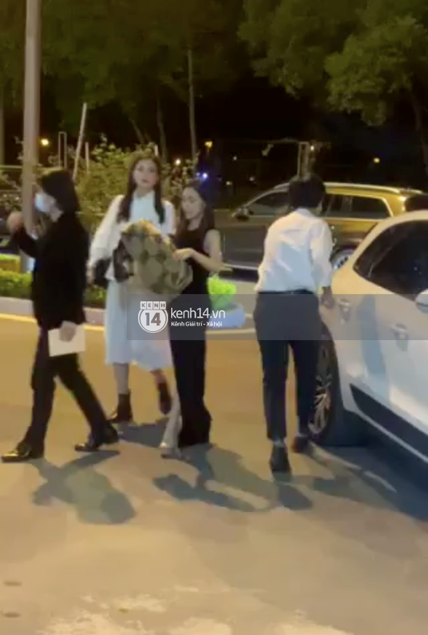 Cập nhật đám cưới Tường San: Quân đoàn Hoa hậu - Á hậu tụ họp, Tiểu Vy sexy miễn bàn, khoảnh khắc cha dẫn cô dâu lên lễ đường gây xúc động - Ảnh 9.