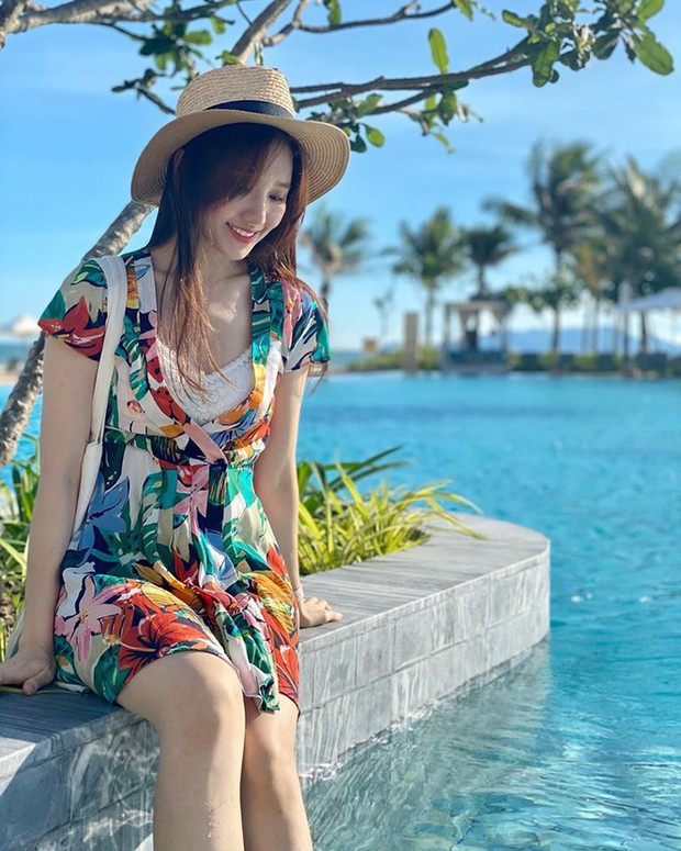 Đệ nhất mỹ nhân kín đáo Vbiz hẳn là Hari Won: Diện bikini đi biển vẫn phải trang bị cả lố áo dài, mũ mão để che chắn - Ảnh 6.