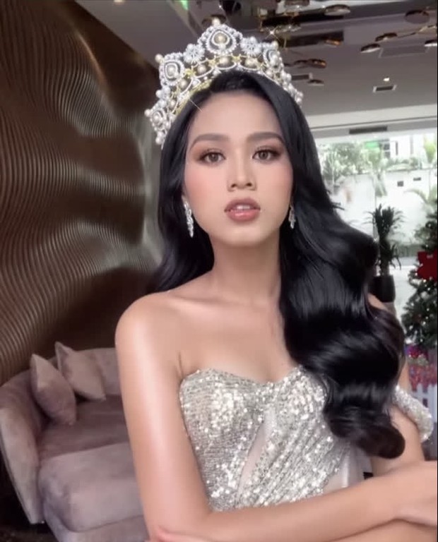 Tân Hoa hậu Đỗ Thị Hà hào hứng khoe style makeup mới lạ, dân tình lại phản ứng trái chiều kẻ chê người khen - Ảnh 1.