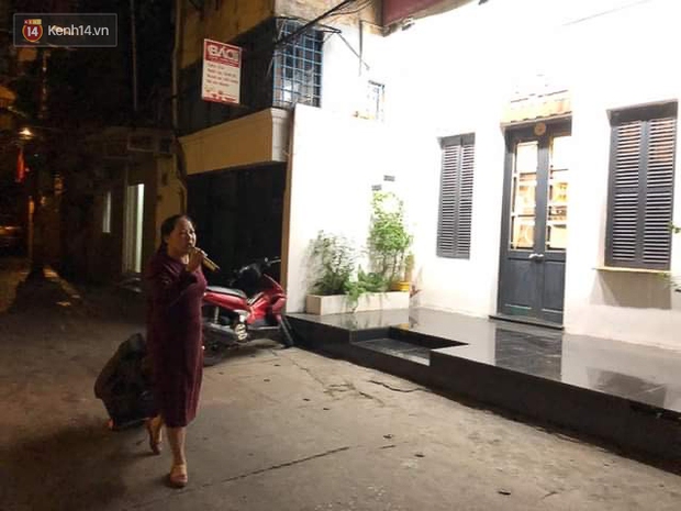 Ảnh: Cận cảnh khu vực phong tỏa nơi phát hiện và di dời thành công quả bom 340kg ở Hà Nội, người dân đã sơ tán trong đêm - Ảnh 11.