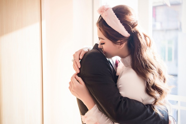 Cập nhật đám cưới Tường San: Quân đoàn Hoa hậu - Á hậu tụ họp, Tiểu Vy sexy miễn bàn, khoảnh khắc cha dẫn cô dâu lên lễ đường gây xúc động - Ảnh 13.