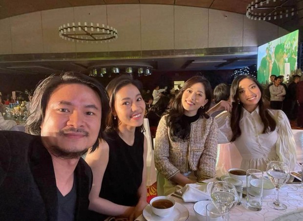 Cập nhật đám cưới Tường San: Quân đoàn Hoa hậu - Á hậu tụ họp, Tiểu Vy sexy miễn bàn, khoảnh khắc cha dẫn cô dâu lên lễ đường gây xúc động - Ảnh 8.