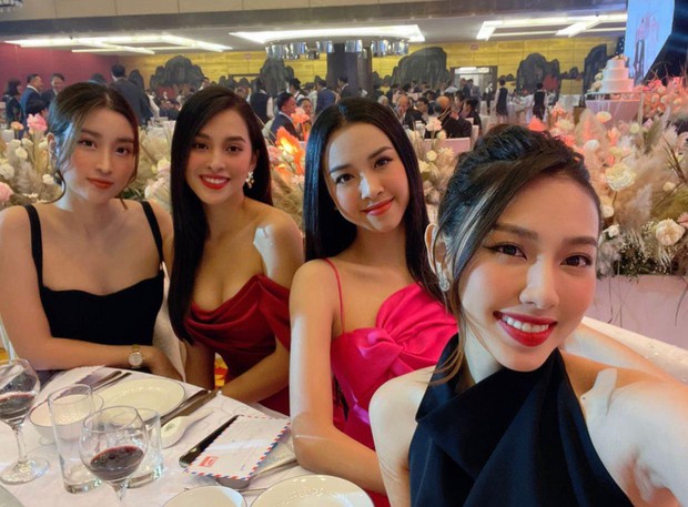 Cập nhật đám cưới Tường San: Quân đoàn Hoa hậu - Á hậu tụ họp, Tiểu Vy sexy miễn bàn, khoảnh khắc cha dẫn cô dâu lên lễ đường gây xúc động - Ảnh 6.