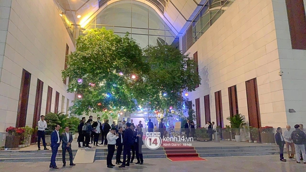 Cập nhật đám cưới Tường San: Quân đoàn Hoa hậu - Á hậu tụ họp, Tiểu Vy sexy miễn bàn, khoảnh khắc cha dẫn cô dâu lên lễ đường gây xúc động - Ảnh 11.