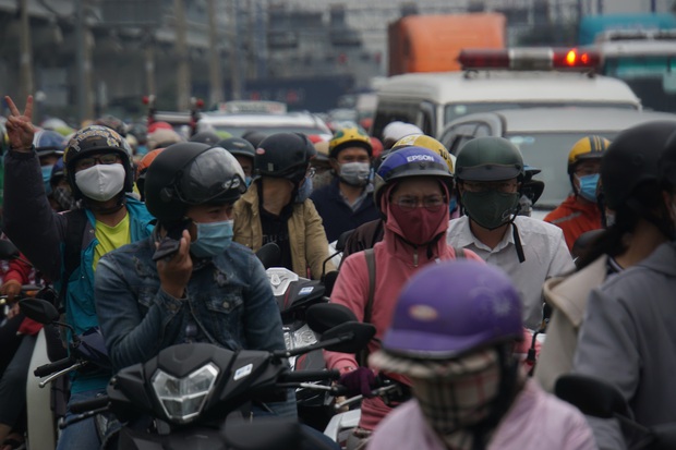 Ảnh: Kẹt xe từ sáng đến trưa ở phía Đông Sài Gòn, tài xế mở cửa xuống ngắm cảnh - Ảnh 5.