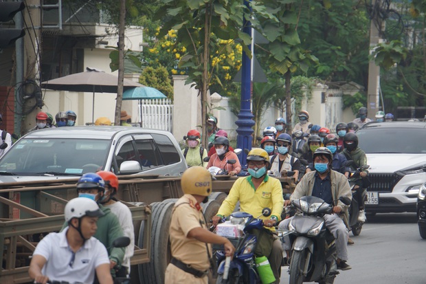 Ảnh: Kẹt xe từ sáng đến trưa ở phía Đông Sài Gòn, tài xế mở cửa xuống ngắm cảnh - Ảnh 6.