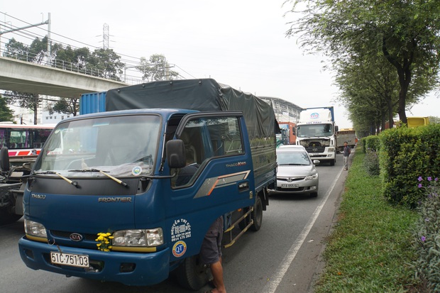 Ảnh: Kẹt xe từ sáng đến trưa ở phía Đông Sài Gòn, tài xế mở cửa xuống ngắm cảnh - Ảnh 3.