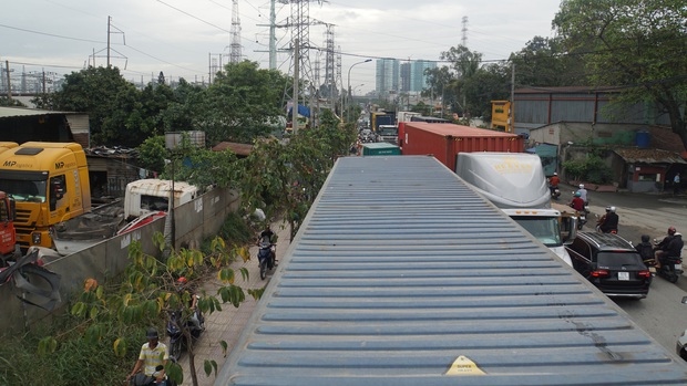 Ảnh: Kẹt xe từ sáng đến trưa ở phía Đông Sài Gòn, tài xế mở cửa xuống ngắm cảnh - Ảnh 8.