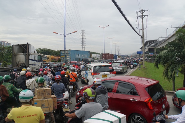 Ảnh: Kẹt xe từ sáng đến trưa ở phía Đông Sài Gòn, tài xế mở cửa xuống ngắm cảnh - Ảnh 13.