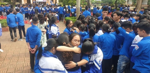 Câu chuyện đau lòng phía sau hình ảnh cả ngàn học sinh và thầy cô ôm nhau khóc giữa sân trường - Ảnh 3.
