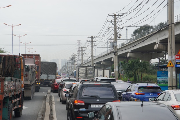 Ảnh: Kẹt xe từ sáng đến trưa ở phía Đông Sài Gòn, tài xế mở cửa xuống ngắm cảnh - Ảnh 17.