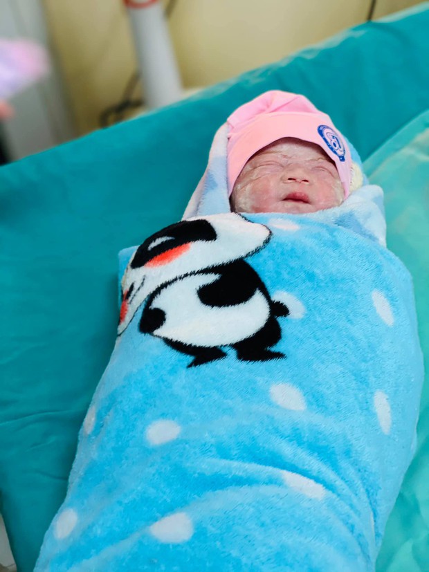 Nữ họa sĩ trẻ ở Hà Nội mắc ung thư, mổ sinh con trong tư thế ngồi: Có con em mới có nghị lực để sống và chữa bệnh - Ảnh 5. Nữ họa sĩ trẻ ở Hà Nội mắc ung thư, mổ sinh con trong tư thế ngồi: Có con em mới có nghị lực để sống và chữa bệnh - Ảnh 5.
