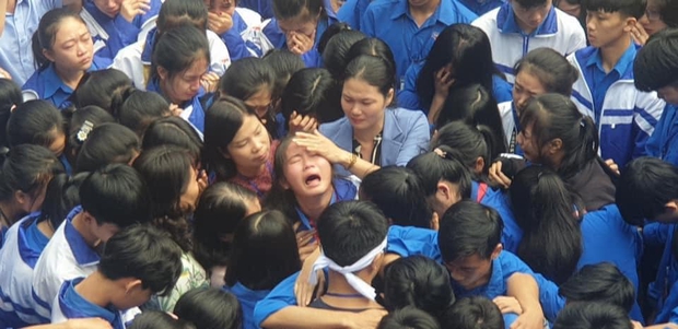 Câu chuyện đau lòng phía sau hình ảnh cả ngàn học sinh và thầy cô ôm nhau khóc giữa sân trường - Ảnh 2.