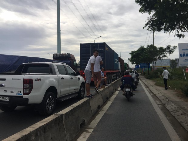 Ảnh: Kẹt xe từ sáng đến trưa ở phía Đông Sài Gòn, tài xế mở cửa xuống ngắm cảnh - Ảnh 4.