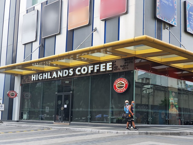 Giáo viên tiếng Anh nhiễm COVID-19 đã tiếp xúc gần 146 người ở 4 quận khác nhau, TP.HCM cách ly 235 người - Ảnh 2.