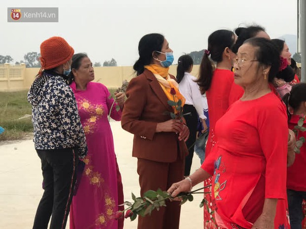 Bà hàng xóm đi nhiều chuyện với láng giềng của Đỗ Thị Hà: Ối giời ơi làng có cô Hoa hậu mà mát lòng, đời người không có lần 2 đâu! - Ảnh 11. Bà hàng xóm đi nhiều chuyện với láng giềng của Đỗ Thị Hà: Ối giời ơi làng có cô Hoa hậu mà mát lòng, đời người không có lần 2 đâu! - Ảnh 11.